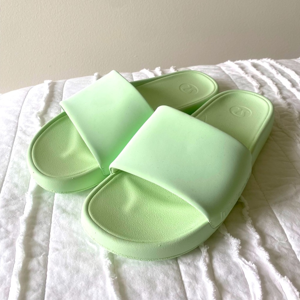 Brand new Lululemon slides Kohlrabi Green